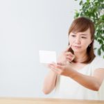 肌トラブルに悩む女性