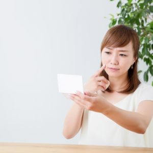 肌トラブルに悩む女性