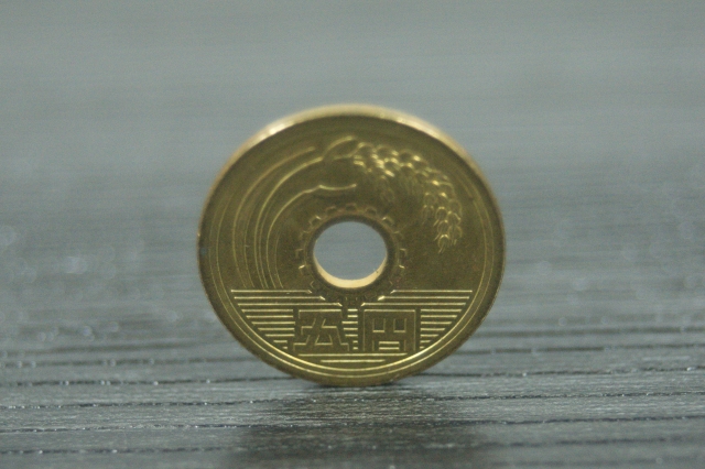 お賽銭55円の硬貨の形状
